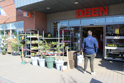 NOC-Covid-19-019 Supermarkt Deen in Winkelcentrum De Stient in Volendam, tijdens de Covid-19 epidemie. Een klant wacht ...
